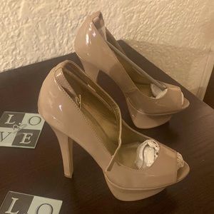 Brand new never warn Shoe Dazzle brand 7 inch stiletto heels. Platform frontal